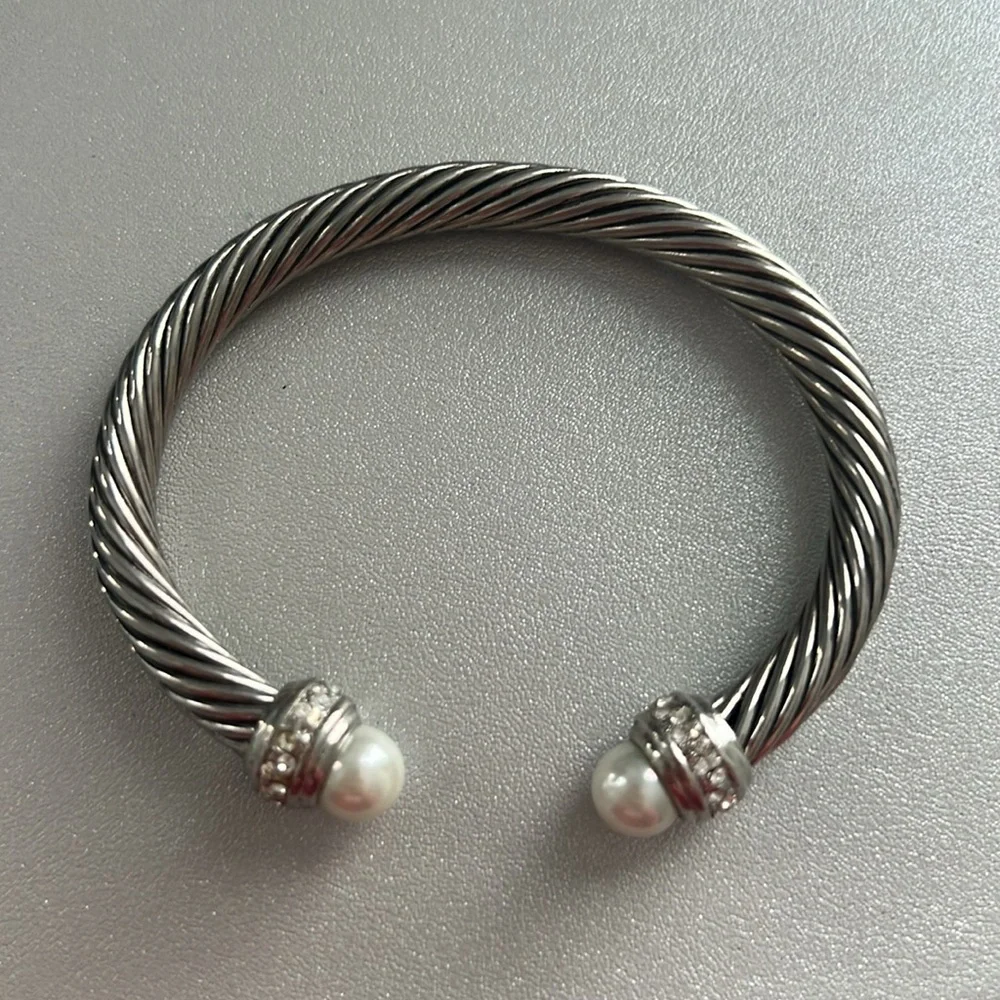 Silver Cable Bracelet with Pearl and Rhinestones - Picture 2 of 3